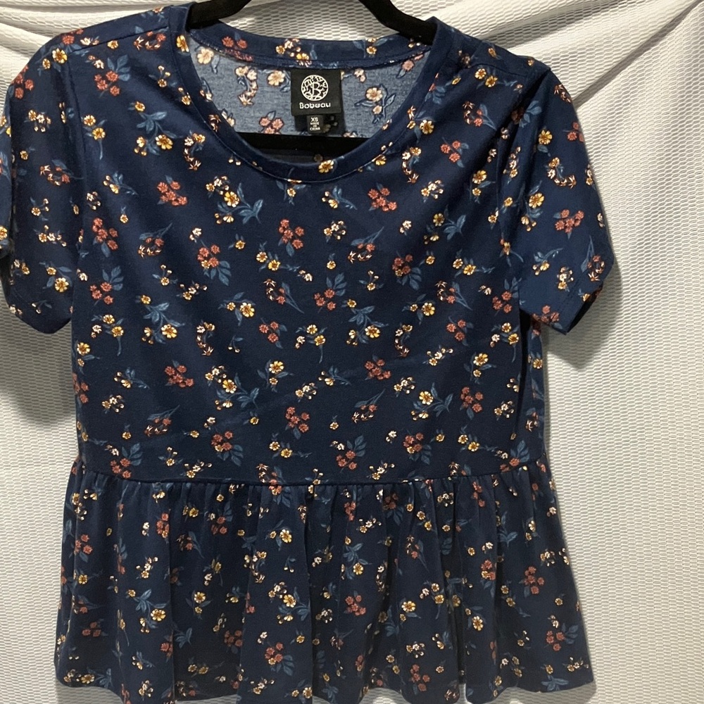 Bobeau Women's Floral Short Sleeve Top - Navy and Red - Picture 1 of 5